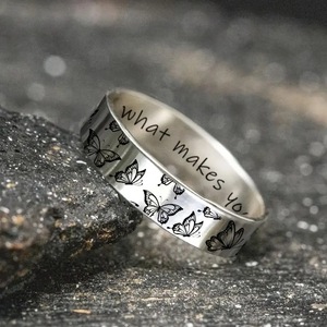 Anillo de acero inoxidable con diseño de mariposa, estilo clásico unisex, joyería de regalo T0076 - Product Image 1