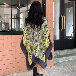 Châle/Cape tricotée pour femme de style ethnique avec bordure en fausse fourrure, cape/écharpe d'hiver multicolore en fausse fourrure, vente en gros - Product Image 2