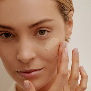 Crema CC con Color SPF 50, Humectante con Color, Vegano, No Testeado en Animales, Dermatológicamente Probado, Tubo Airless de 50 ml - Product Image 3