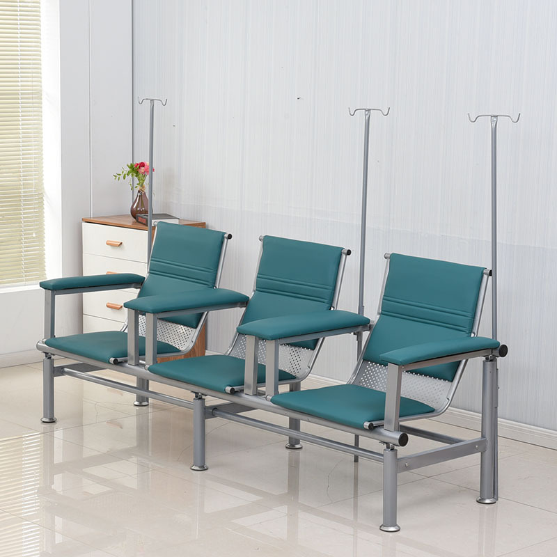 Canapé trois places avec accoudoirs en cuir (vert) et espace pour les jambes.