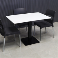 Tables de restaurant pour 4 personnes, tables modernes en surface solide blanche, tables basses carrées brillantes