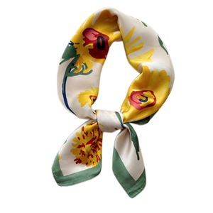 Sciarpa Quadrata in Poliestere Primaverile Multifunzionale con Stampa Serigrafica, Protezione Solare, 70cm, per Donna - Product Image 3