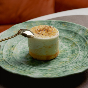 Set di Tazze da Caffè in Ceramica Verde Marmorizzata con Piattino dal Bordo Ondulato per Cerimonia del Tè Minimalista e Uso in Caffetterie Moderne - Product Image 2