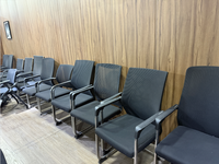 Fauteuil de bureau ergonomique haut dossier en cuir PU, pivotant et réglable, avec base chromée, pour dirigeant ou visiteur - Vente en gros