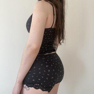 Completo pigiama primaverile 2025 in 2 pezzi con finiture in pizzo - Comodo completo da notte da donna con canotta e pantaloncini per serate rilassanti - Product Image 6