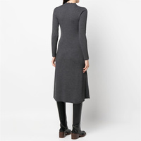 Robe pull mi-longue en tricot côtelé gris foncé sur mesure pour femmes, col montant, collection automne, par des fabricants de vêtements en tricot