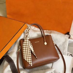 Sacs à main pour femmes de style designer de haute qualité, sac bandoulière en cuir PU, sacs de luxe de créateurs, sac fourre-tout, sac à bandoulière personnalisé pour femmes - Product Image 1