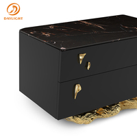Table de chevet noire de luxe avec base sculpturale dorée, mobilier décoratif pour hôtel, villa, projet, chambre à coucher, table d'art, lumière du jour