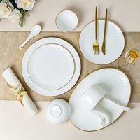 Service de vaisselle de luxe en porcelaine fine, assiettes et bols octogonaux en céramique avec élégant rebord doré pour hôtels et banquets de mariage