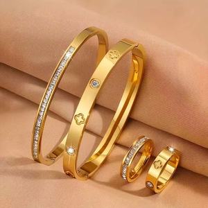 Ensemble de bijoux en acier inoxydable couleur or, bracelet et bague ajustables, aspect trèfle diamanté, idéal pour offrir - Product Image 1