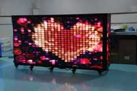 Écran LED couleur portable haute luminosité six voies pour table de DJ avec flight case et comptoir d'accueil
