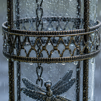 Mangeoire à oiseaux en métal avec tube transparent, ornement libellule, dôme décoratif, plateau à graines, chaîne de suspension, décoration de jardin, style antique, écologique