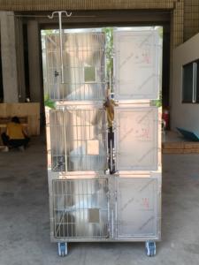 L'hôpital vétérinaire utilise des cages pour chats en acier inoxydable. Les cages sont conçues en trois étages et sont épaisses et solidement construites. - Product Image 1