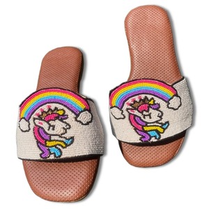 Sandales plates perlées faites à la main uniques, chaussons élégants pour femmes, chaussures confortables et tendance pour les vacances d'été et la plage en extérieur - Product Image 5