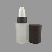 Emballage de soin de la peau de luxe de haute qualité, flacon pompe carré vide en verre givré de 30 ml avec couvercle en bambou