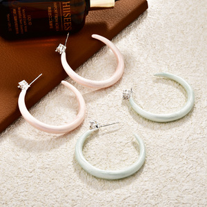 Boucles d'oreilles créoles en zircon en forme de C, en alliage de zinc, bijoux de mode pour femmes, pour un usage quotidien - Product Image 1