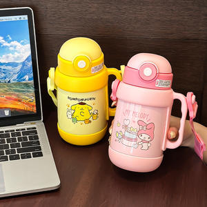 Bouteille d'eau pour enfants Pochacco 500 ml isolée avec poignée et sangle pour usage scolaire - Product Image 3