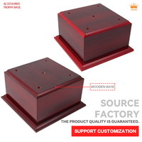 En stock Accessoires de trophée Socle en bois rouge pour trophées de compétition sportive