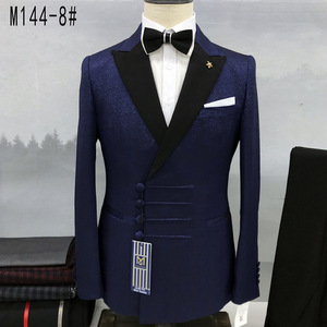 Giacca da <span class=keywords><strong>smoking</strong></span> da uomo blu navy lucida di lusso, con revers a punta neri, spilla a stella e dettaglio a pieghe in vita, ideale per matrimoni e spettacoli - Product Image 2