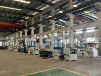 Presse hydraulique à quatre colonnes de 200 tonnes, 315 tonnes et 400 tonnes, utilisée pour la fabrication de plats et de vaisselle en métal.