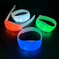 Pulsera de Silicona Ajustable con Logotipo Personalizado, 4 LED Intermitentes, Control DMX, Alcance de 800M, Programable, Control Remoto de 433Mhz, 10 Zonas