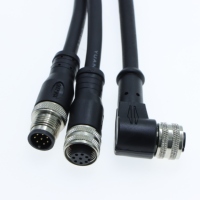 Connecteur en ligne blindé étanche M12 noir avec câble moulé et broches personnalisées pour applications industrielles sur le terrain