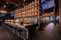 Conception d'intérieur de bar de style industriel, concept de comptoir de bar en bois, aménagement de bar rustique