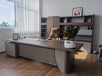 Bureau de direction luxueux et haut de gamme ; chaises de bureau simples et modernes pour un directeur ; grand bureau de direction