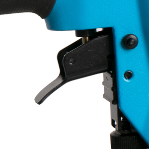 FIXTEC Pistola Neumática 2 en 1 para Clavos y Grapas, 50mm, Calibre 18, con Escape Ajustable, Uso Rudo, FACN5040 - Product Image 5