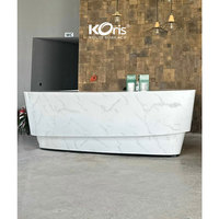 Comptoir de réception incurvé de la marque Koris, en pierre artificielle, en acrylique, en surface solide