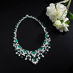 Collar con Colgante de Diamantes de Imitación 5A, Color Verde y Rojo, Diseño Exagerado y Elegante de Dylam, Ideal para Cenas, Bodas y Eventos - Product Image 4