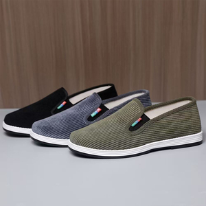 Chaussures décontractées pour hommes en velours côtelé, à enfiler, avec empeigne en tissu de coton, doublure douce et respectueuse de la peau, idéales pour la marche quotidienne et les trajets. - Product Image 3