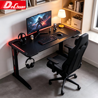 Bureau d'ordinateur moderne pour le télétravail avec trous de passage de câbles et structure métallique robuste pour le travail quotidien