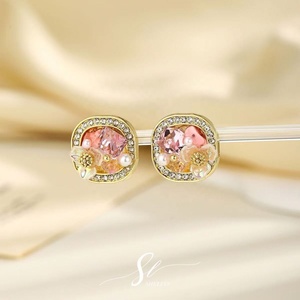 Pendientes de Botón Pequeños y Exquisitos de Aleación de Cobre Hechos a Mano por Ilona, Chapados en Oro de 18K, con Diseño Geométrico de Mariposa y Circonita, para Mujer, Aniversario - Product Image 4