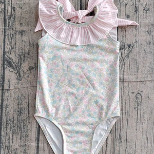 S0732 Traje de Baño Personalizado para Niña Pequeña, Estampado de Flores Rosadas y Lazos Rosas, Traje de Baño de Manga Larga al por Mayor - Product Image 1