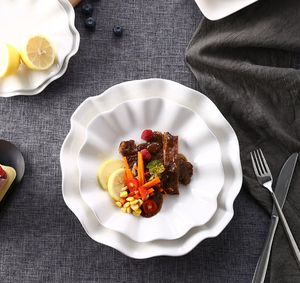 Assiette en céramique blanche pure en forme de feuille de lotus, assiette créative pour soupes et fruits, logo personnalisé pour restaurant, hôtel, mariage, vente en gros - Product Image 3