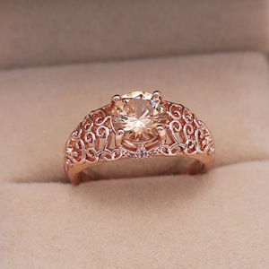 Anello in Cristallo Traforato Tono Rosa per Donne, Motivo Floreale, Elegante Accessorio Moda Quotidiano - Product Image 3