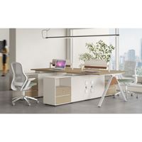 Bureau de direction moderne pour poste de travail individuel avec prise et étagère