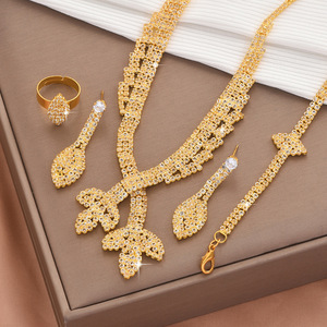 Ensemble collier et pendentif en zircon plaqué or pour femme avec chaîne de clavicule et boucles d'oreilles, style européen transfrontalier, vente en gros - Product Image 2