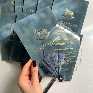 นามบัตรกระดาษแข็งพิมพ์ดิจิทัลแบบส่วนตัว พร้อมปั๊มร้อนขอบหยักและพู่ไหมสำหรับงานรับศีลล้างบาปเด็ก - Product Image 1