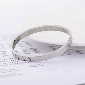 Pulsera unisex de acero de titanio, diseño minimalista, acabado pulido para uso diario - Product Image 2