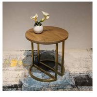 Table ronde écologique au design personnalisé avec finition en laiton et plateau en bois