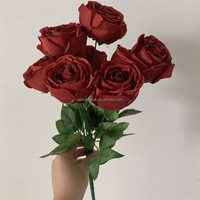 B-616 Hochwertiger Roter Rosen-Dekorationsstrauß Hochzeitsblumenarrangements Dunkelrote Rose Langstieliger Blumenstrauß