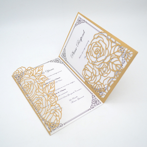Élégante invitation de <span class=keywords><strong>mariage</strong></span> pliée en trois avec motif floral bordeaux, pochette et papier nacré métallisé - Product Image 4