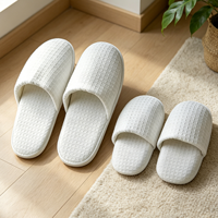 Chaussons d'hôtel personnalisés 5 étoiles blancs en tissu gaufré, lavables, antidérapants, pour spa, jetables, pour chambre d'hôtes, pour la maison et les voyages