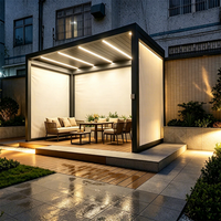 Pergola motorisée autoportante surdimensionnée avec écran motorisé et panneaux en verre pour espace piscine résidentiel