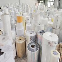 Étiquette thermique adhésive de rouleau jumbo thermique de base en PP de taille personnalisée Rouleau de papier enduit de matière première de rouleau jumbo pour l'impression
