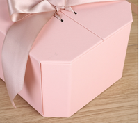 Boîte-cadeau de luxe en forme d'hexagone rose fait à la main pour invitation de mariage avec différents inserts