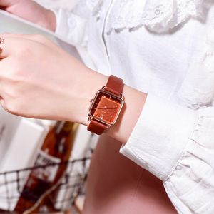 Reloj de cuarzo de lujo para mujer con esfera cuadrada y correa de cuero - Product Image 1
