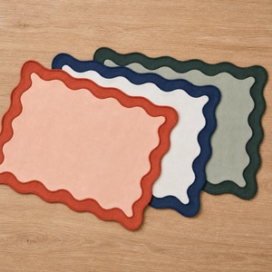 Set de table et serviettes en lin pur à bord festonné avec lettres brodées faites à la main, couleurs et logo personnalisables, pour table de salle à manger d'hôtel - Product Image 5